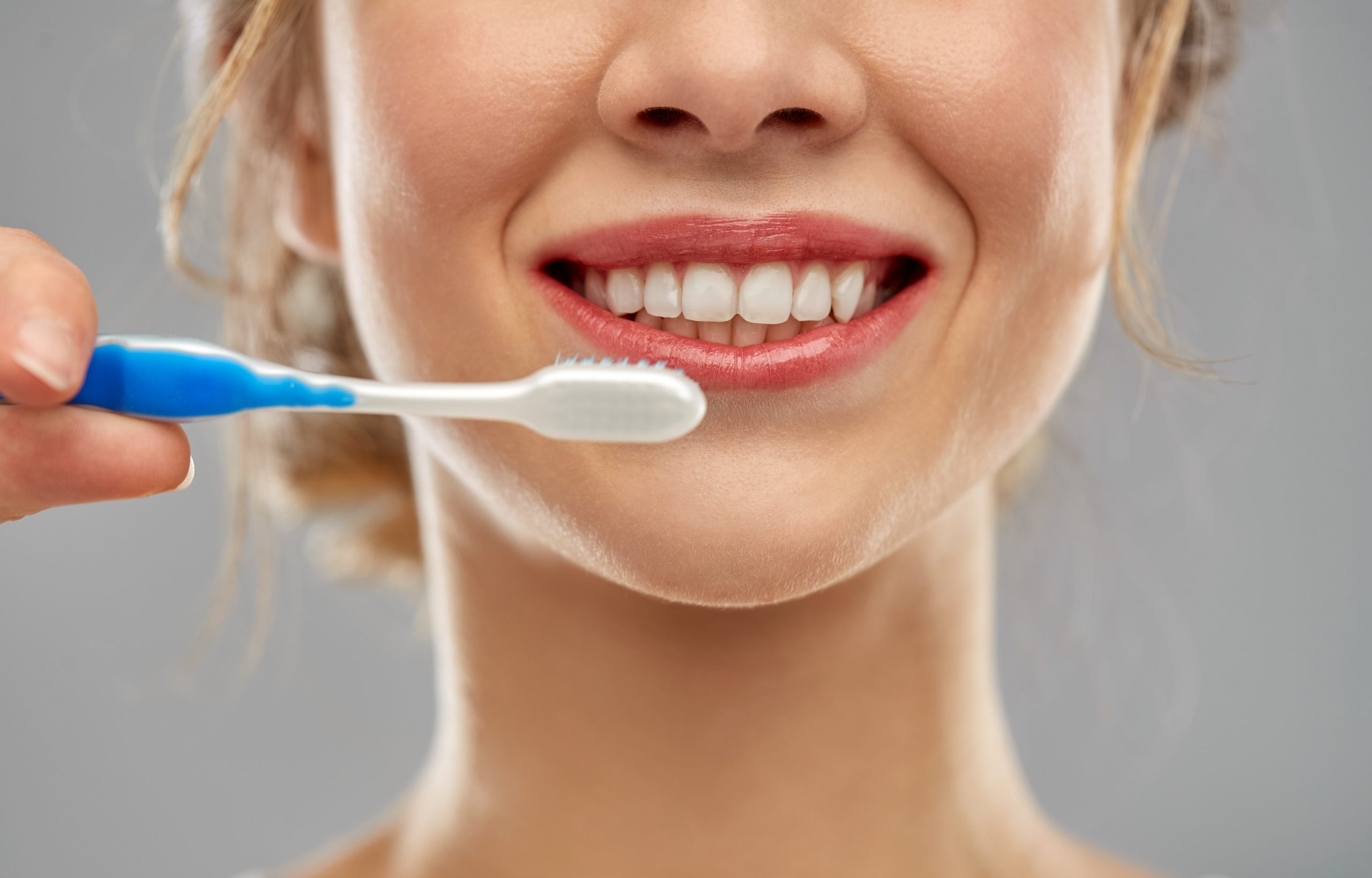 Mujer con un cepillo de dientes.